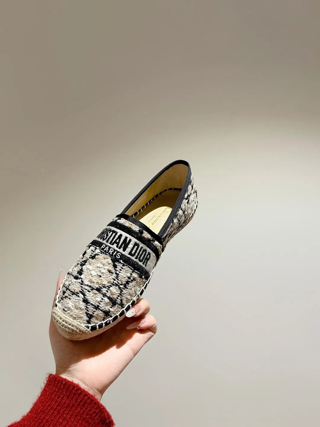👟👟Ex-factory price 460👟👟 Dior DIOR's new popular early spring fisherman shoes 🆕 Simple, elegant and fashionable, timeless and timeless, it is a classic that will never fade away in the fashion circle, retro fisherman shoes. Original hand-woven surface, electric embroidery technology! Specific cloth surface and rubber outsole. Code number: 35-39 (40.41 customized, non-refundable)